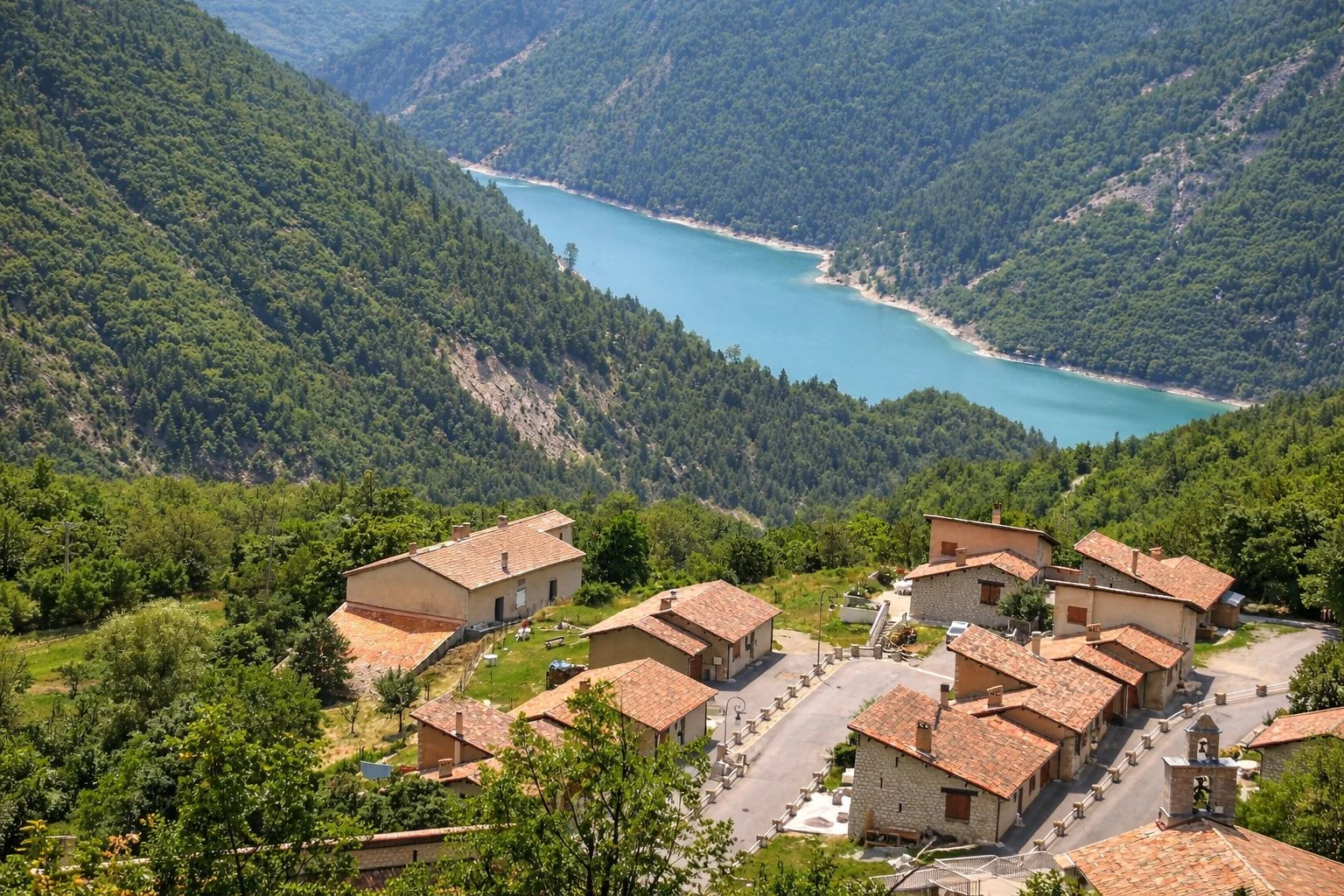 Vue aérienne de Demandolx et le lac de Chaudanne